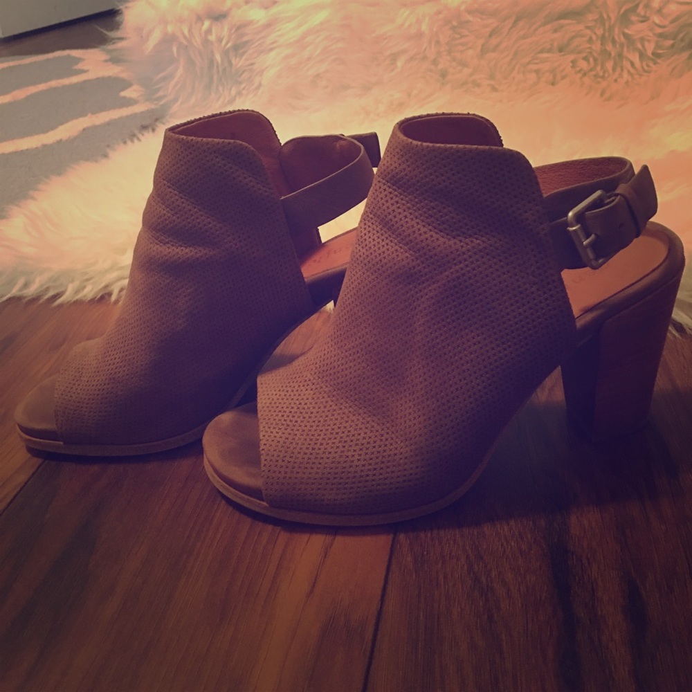 EUC adjustable ankle strap booties!